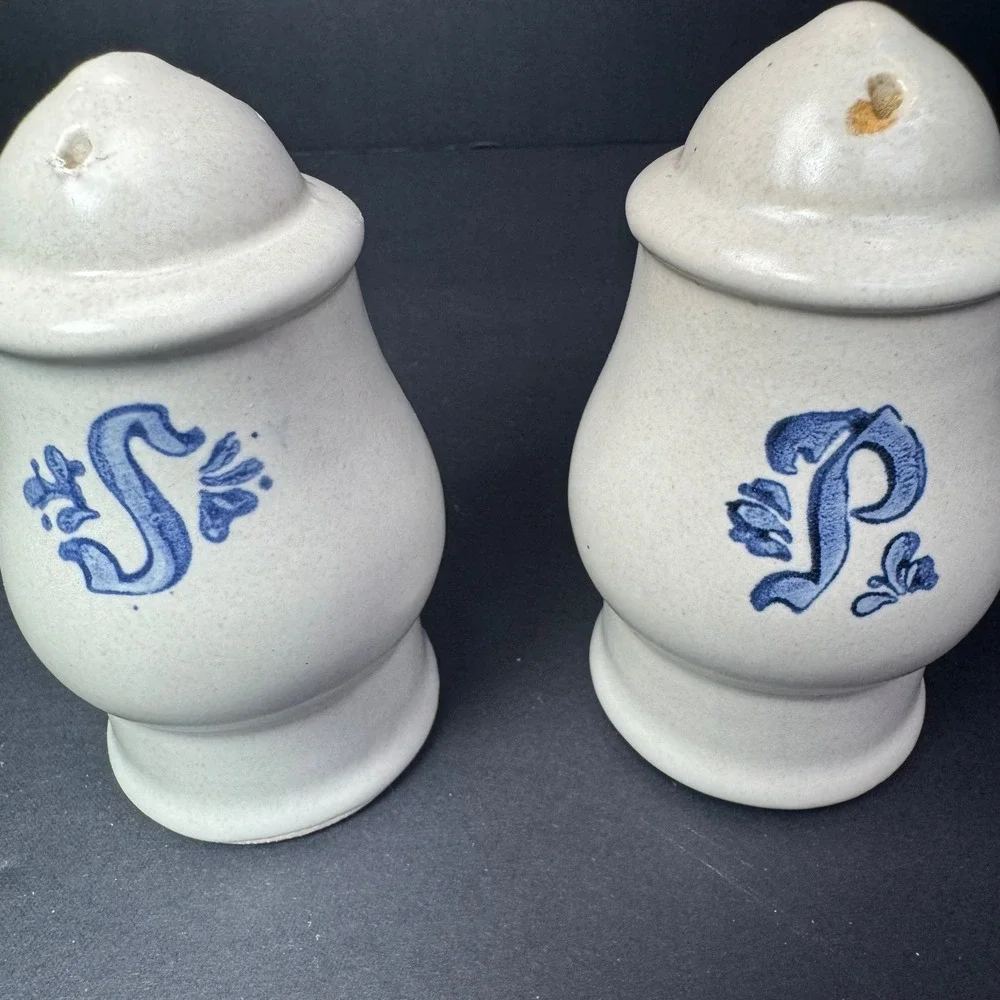 Pfaltzgraff Yorktowne Ceramic Stoneware Vintage Salt Pepper Shakers Set‎ Cream